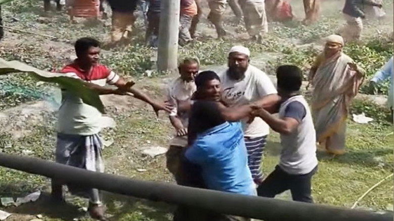 রংপুরের কল্যাণীতে লাঠিসোঁটা-ইট-পাটকেল নিয়ে রণক্ষেত্র