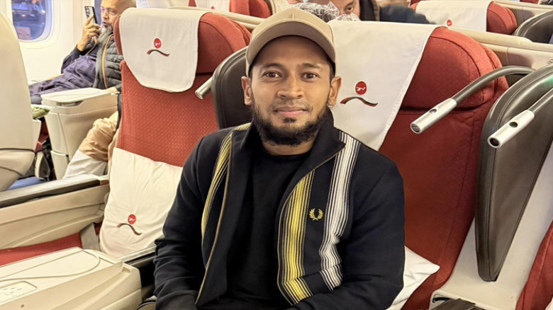উমরাহ শেষে দেশে ফিরেছেন জাতীয় দলের ক্রিকেটার মুশফিক