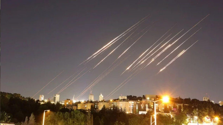 আকাশে আগুনের ঝড়: ইসরায়েলের রকেট প্রতিরক্ষা ভেঙে দিল ইরান