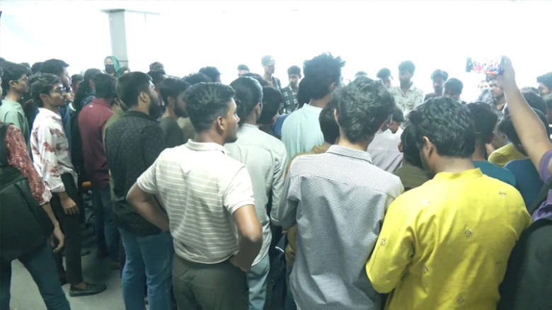 বকেয়া বেতনের দাবিতে যশোরে চালডাল ডটকম কর্মীদের বিক্ষোভ, ফটক 