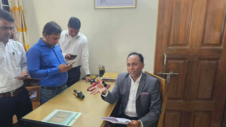 কর্মকর্তা অনুপস্থিত, ভূমি প্রতিমন্ত্রী আধাঘণ্টা অপেক্ষা