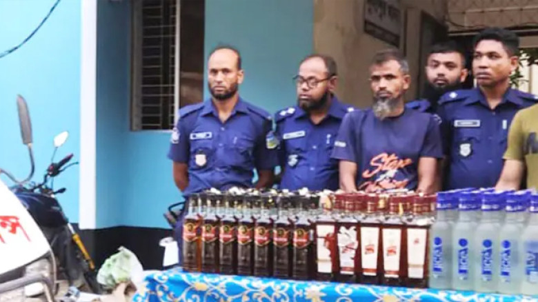 দুর্গাপুরে ৪০ বোতল ভারতীয় মদসহ ৩ ব্যবসায়ী আটক
