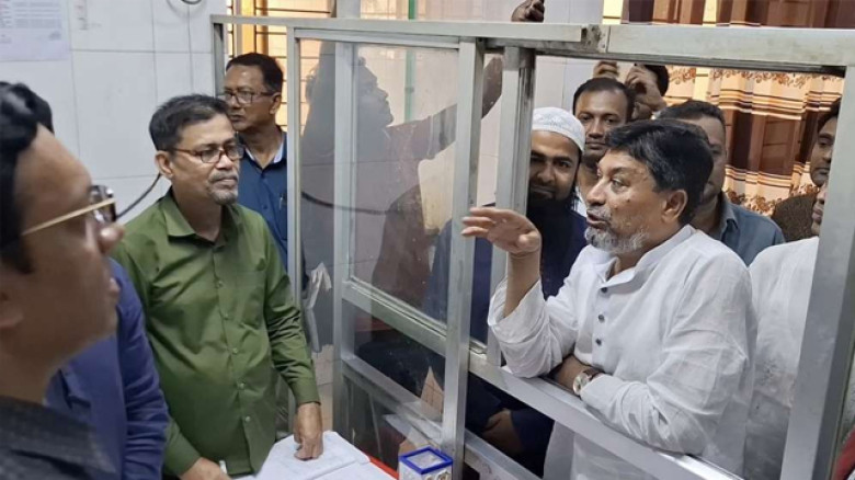 রোগীর ছদ্মবেশে স্বাস্থ্যপরিদর্শনে এমপি, চিকিৎসকদের সতর্কবার্