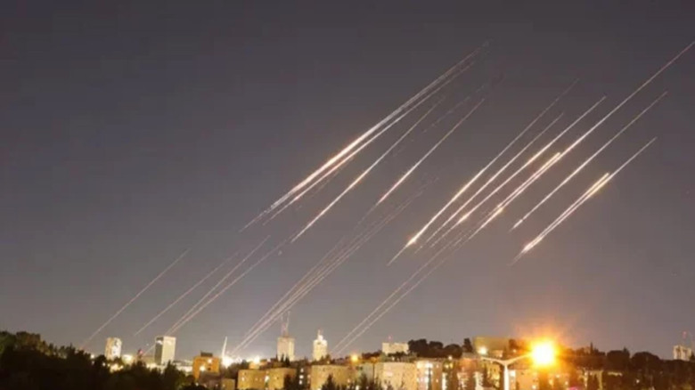 দফায় দফায় ইসরায়েলে ইরানের ক্ষেপণাস্ত্র হামলা