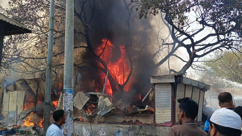 আন্ধারমানিক বাজারে আগুন, মুহূর্তে ছড়িয়ে পড়ে ২৫ দোকানে