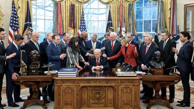 ইরান যুদ্ধের প্রেক্ষাপটে ট্রাম্পকে ঘিরে ওভাল অফিসে প্রার্থনা