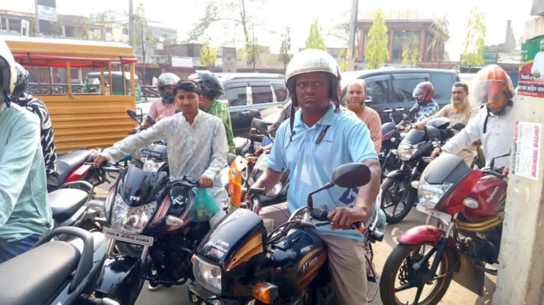 জ্বালানি সংকটের গুজবে সিলেটের পাম্পে দীর্ঘ লাইন, ভোগান্তিতে 