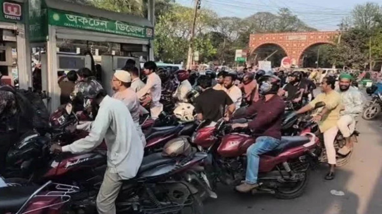 সরকারের নোটিশ সত্বেও পাম্পে অব্যাহত ভিড়