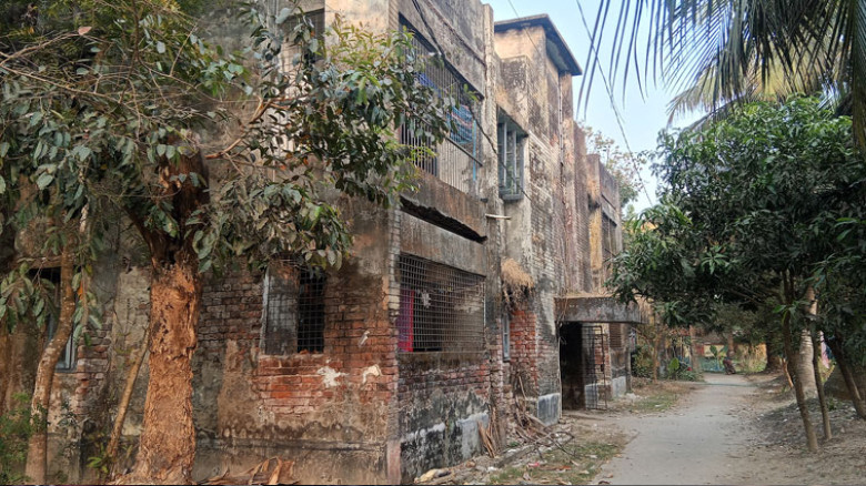 খুলনায় ৫০ বছরের পুরনো সরকারি ভবনে ঝুঁকিপূর্ণ বসবাস