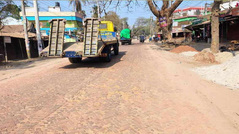 ঝিনাইদহ-কুষ্টিয়া মহাসড়কে পিচের বদলে ইটের সলিং