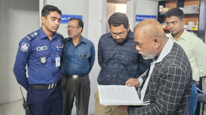 দামুড়হুদা হাসপাতালে ভুয়া চিকিৎসক ও অনিয়মে অভিযান