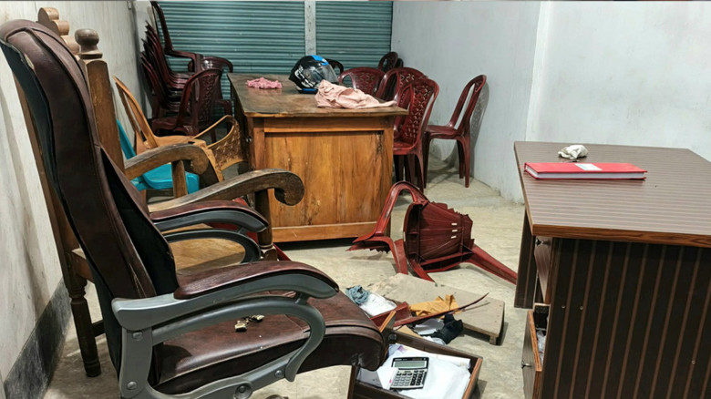 ভোলার দক্ষিণ আইচা থানা যুবদল অফিসে যুবলীগের হামলার ঘটনা