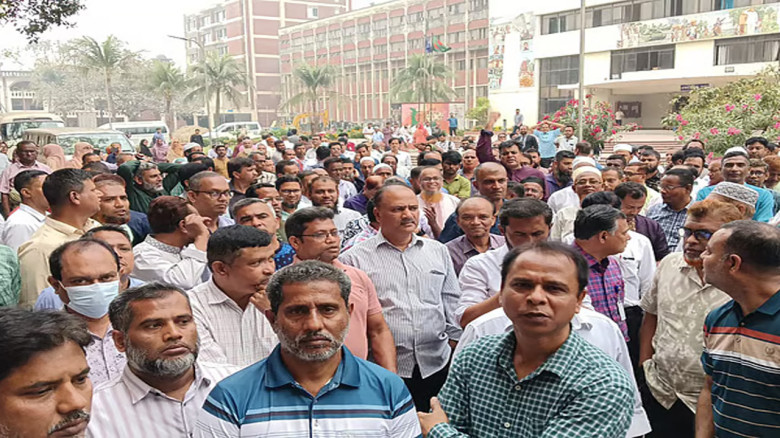 চার দাবিতে জাতীয় বিশ্ববিদ্যালয়ের ৯৮৮ কর্মকর্তা-কর্মচারীর অবস্থান কর্মসূচি...