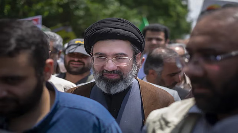 কে এই মোজতবা খামেনি, যিনি হতে পারেন ইরানের নতুন সর্বোচ্চ নেত