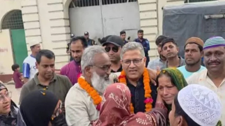 কারামুক্ত আওয়ামী লীগ নেতাকে ফুল দিয়ে স্বাগত জানালেন বিএনপি এ