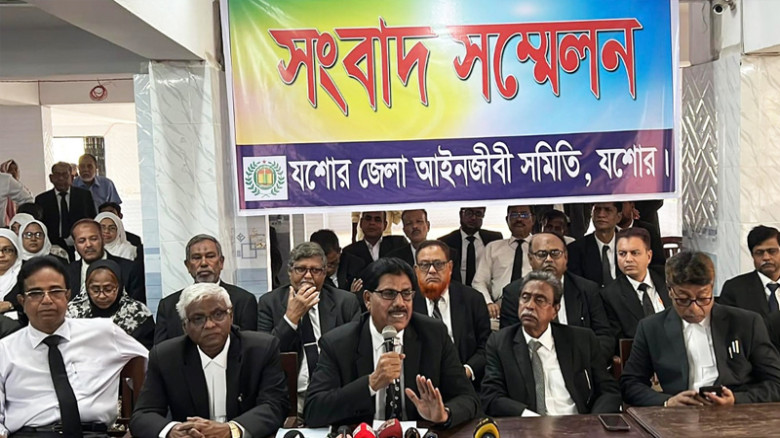 যশোরে তিন আদালত বর্জন, বিচারপ্রার্থীদের দুর্ভোগ