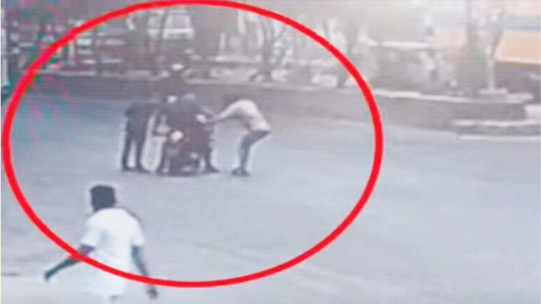 নারায়ণগঞ্জে দায়িত্বরত পুলিশের পিস্তল ছিনতাই