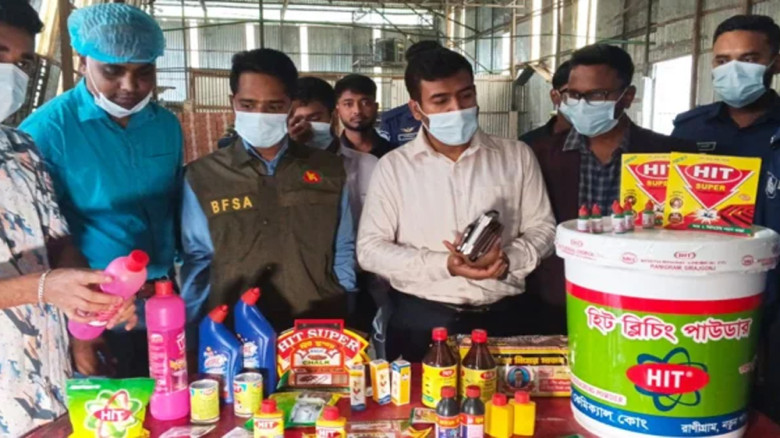 সিরাজগঞ্জে দাঁতের মাজনের নামে হারপিক ও কয়েল উৎপাদন, কারখানা 