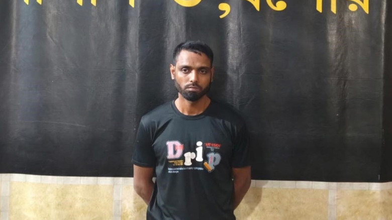 যশোরে ১২ ককটেলসহ পলাতক আসামি সুলতান গাজী গ্রেপ্তার