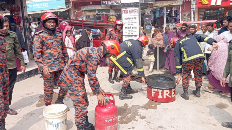 বুড়িচং বাজারে অগ্নিকাণ্ড মোকাবিলা মহড়া প্রদর্শন