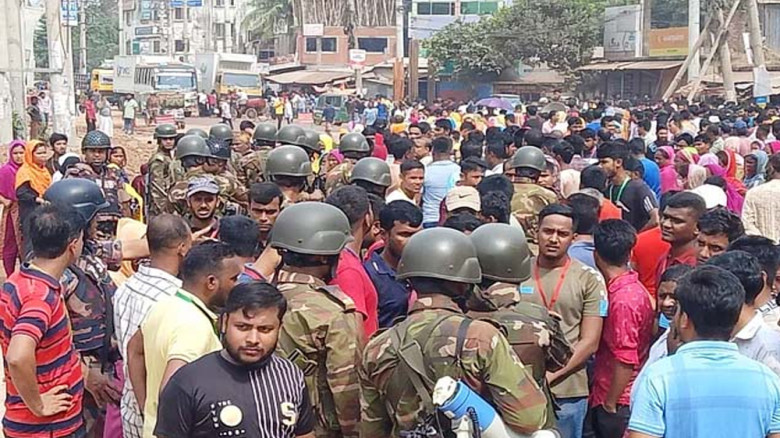 আশুলিয়ায় বকেয়া বেতনের জন্য শ্রমিকদের সড়ক অবরোধ