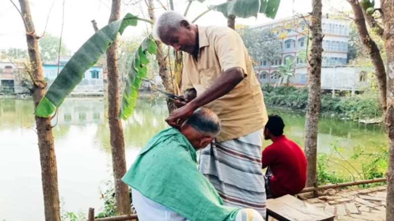 বাজারের হাটের দিনে পুকুরপাড়ে জনতার সঙ্গী অকিলের সেলুন