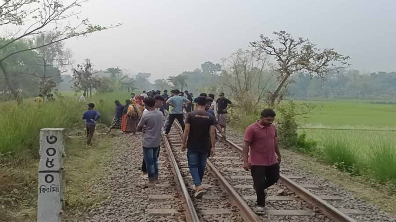 হেডফোন কানে রেললাইনে হাঁটার সময় দুর্ঘটনা