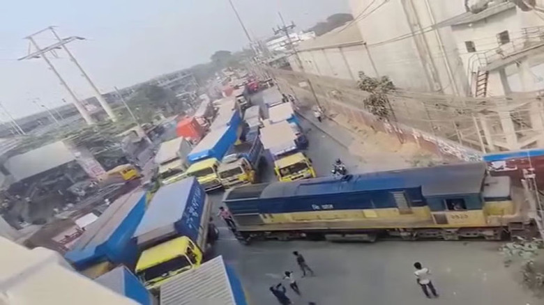 চট্টগ্রামে যানজটে সড়কে থেমে গেল ট্রেন