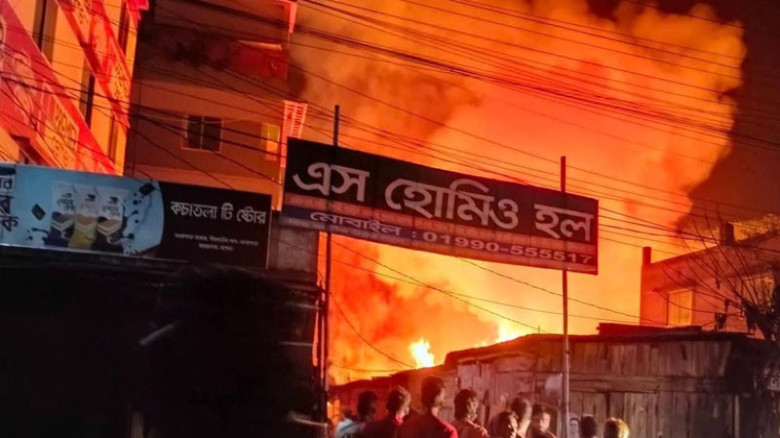 অভয়নগরে গভীর রাতে অগ্নিকাণ্ডে পুড়ল ১২টি দোকান