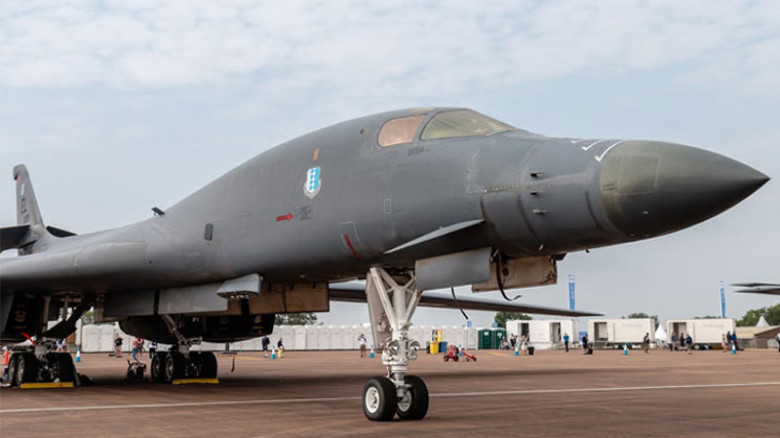 যুক্তরাজ্যের ঘাঁটিতে মার্কিন বি-১ বোমারু বিমানে ভারী অস্ত্র 