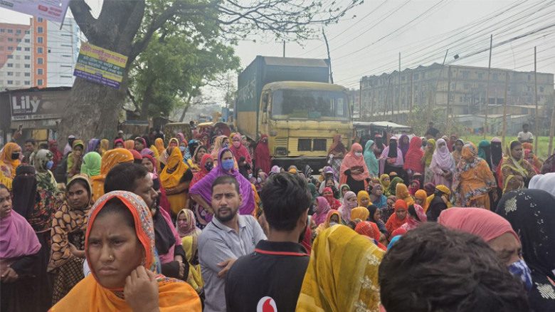 বেতন ও ওভারটাইম না পেয়ে ফতুল্লায় সড়কে নামলেন গার্মেন্টস শ