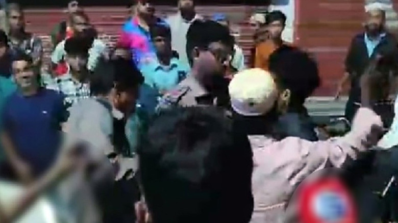 সিলেটে সিএনজি চালকের থাপ্পড়ে লাঞ্ছিত পুলিশ সদস্য