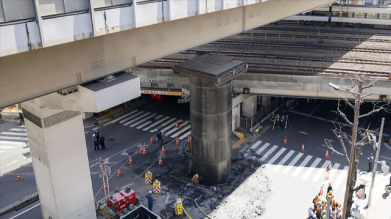 ওসাকায় মাটি ভেদ করে হঠাৎ উঠে এলো বিশাল ইস্পাত পাইপ