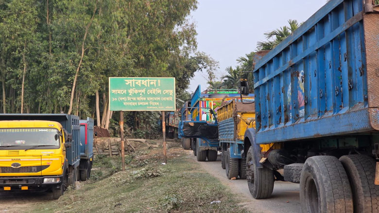 কুড়িগ্রামের সোনাহাট ব্রীজে ঝুকি থাকলেও মানা হচ্ছে না নিদের্শ