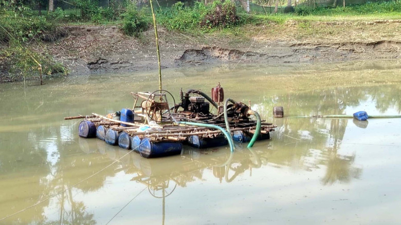 অবৈধ বালু উত্তোলনের দায়ে ফকিরহাটে ব্যক্তিকে জরিমানা