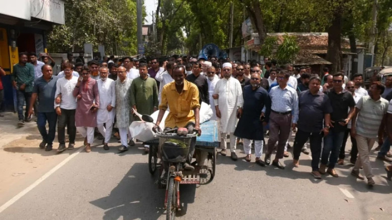 সংঘর্ষে নিহত কৃষকদল নেতার লাশ নিয়ে বিএনপির মিছিল