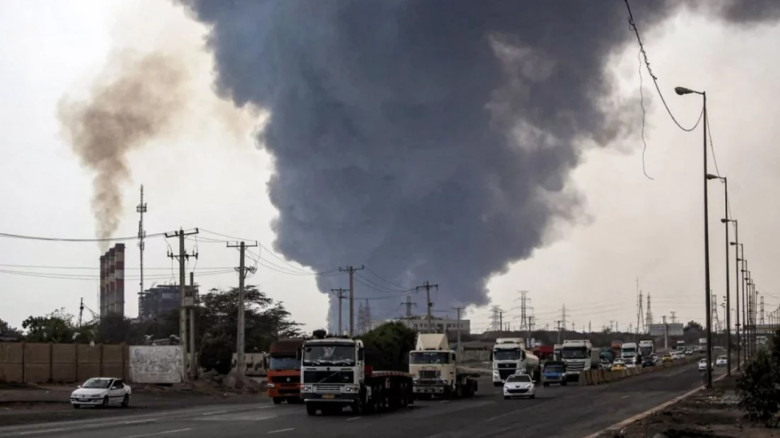 মার্কিন-ইসরায়েলি হামলায় ইরানে নিহত প্রায় ১২০০