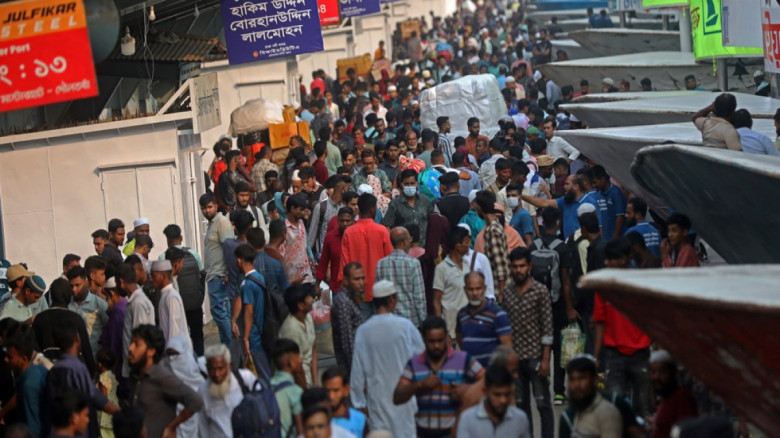 ঈদে ঘরমুখো মানুষের ঢল, ধাপে ধাপে ছুটি গাজীপুরের পোশাক কারখান