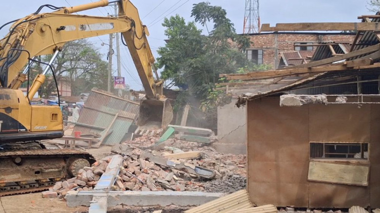 দুর্গাপুরে অবৈধ স্থাপনার বিরুদ্ধে অভিযান, ৩৫ দোকান উচ্ছেদ