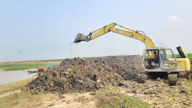 নির্ধারিত সময় পার হলেও বাঁধে মাটি কাটার কাজ চলছে