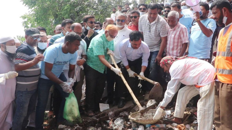 ছোট যমুনা নদীর তীরে পরিষ্কার-পরিচ্ছন্নতা অভিযান শুরু