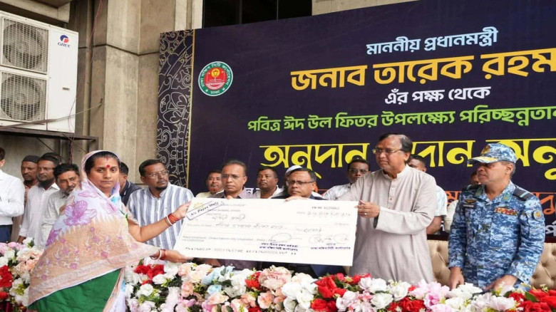 পরিচ্ছন্নতাকর্মীদের ঈদ উপহার দিল ঢাকা দক্ষিণ সিটি করপোরেশন