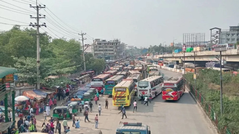 মহাসড়কে ঘরমুখো মানুষের ঢল, ভাড়া বাড়তি—ভোগান্তি কমাতে তৎপর প্