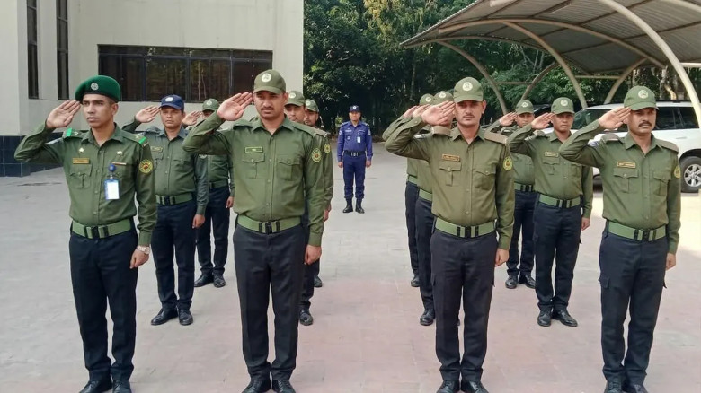পরিবার ছেড়ে ক্যাম্পাসেই ঈদ, ৫১ আনসারের দায়িত্ব পালন