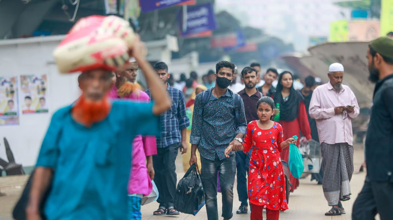 ঈদে নাড়ির টানে বাড়ি ফিরছে মানুষ, ফাঁকা হচ্ছে ঢাকা