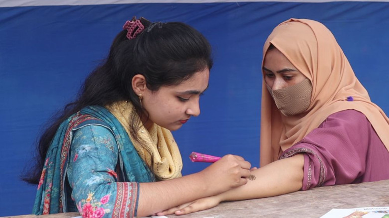 নওগাঁয় তরুণীদের মেহেদি উৎসবে প্রাণচাঞ্চল্য