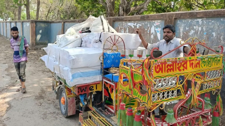 শিক্ষার্থীদের বই পাচারকালে আটক, শিক্ষা অফিস কর্মচারী অভিযুক্ত...