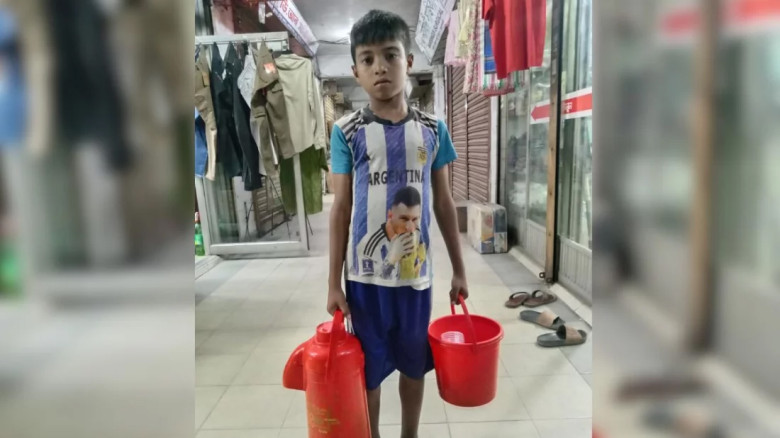 বইয়ের বদলে ফ্লাক্স, শিশুর কাঁধে সংসারের দায়