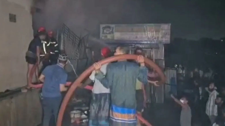 গাজীপুরে পোশাক কারখানায় ভয়াবহ আগুন, নিয়ন্ত্রণে ফায়ার সার্ভিস