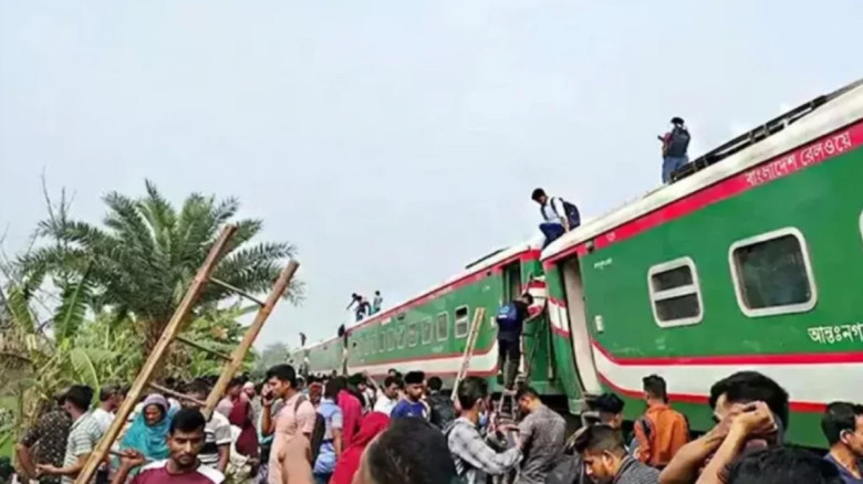 বগুড়ায় লাইনচ্যুত বগি উদ্ধার চলছে, ট্রেন সচল হতে লাগবে আরও ৫ 